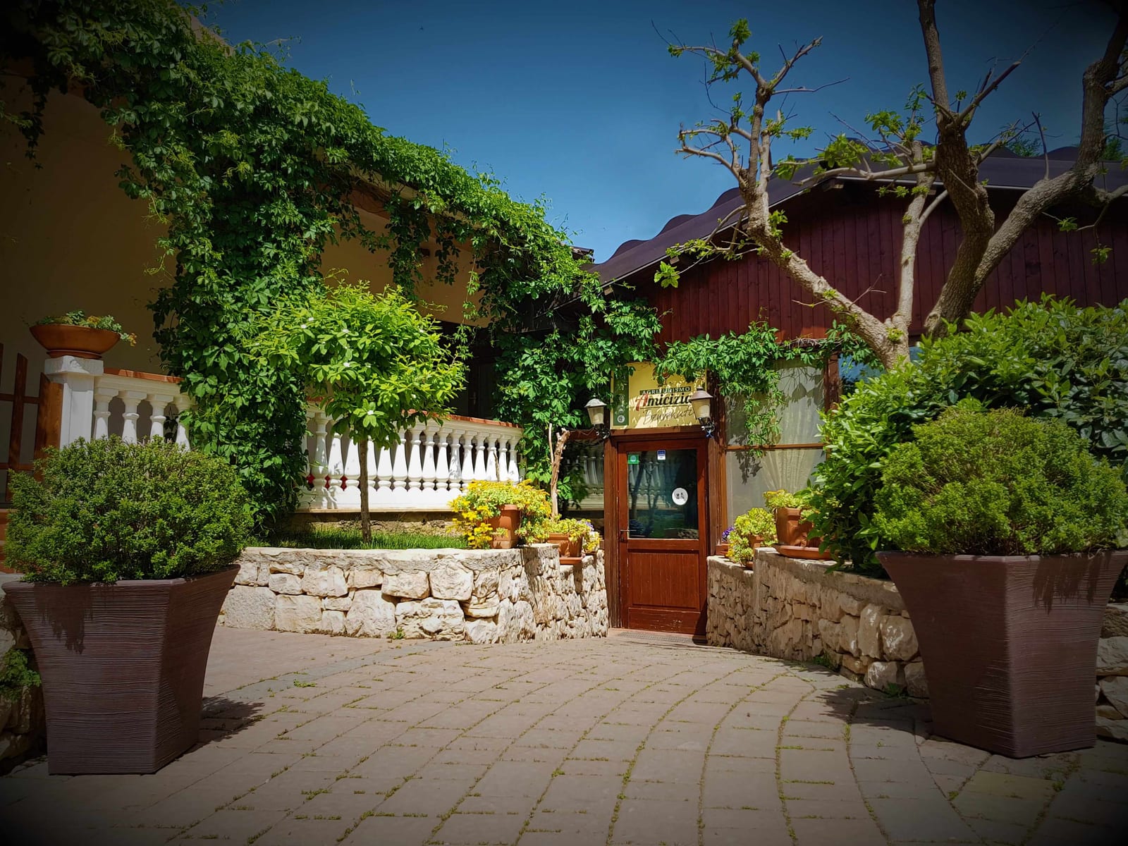L’ingresso della masseria Amicizia tra pietra e verde